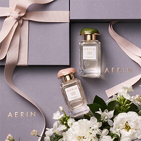 Cedar Violet Descubre la nueva fragancia floral amaderada luminiscente de AERIN